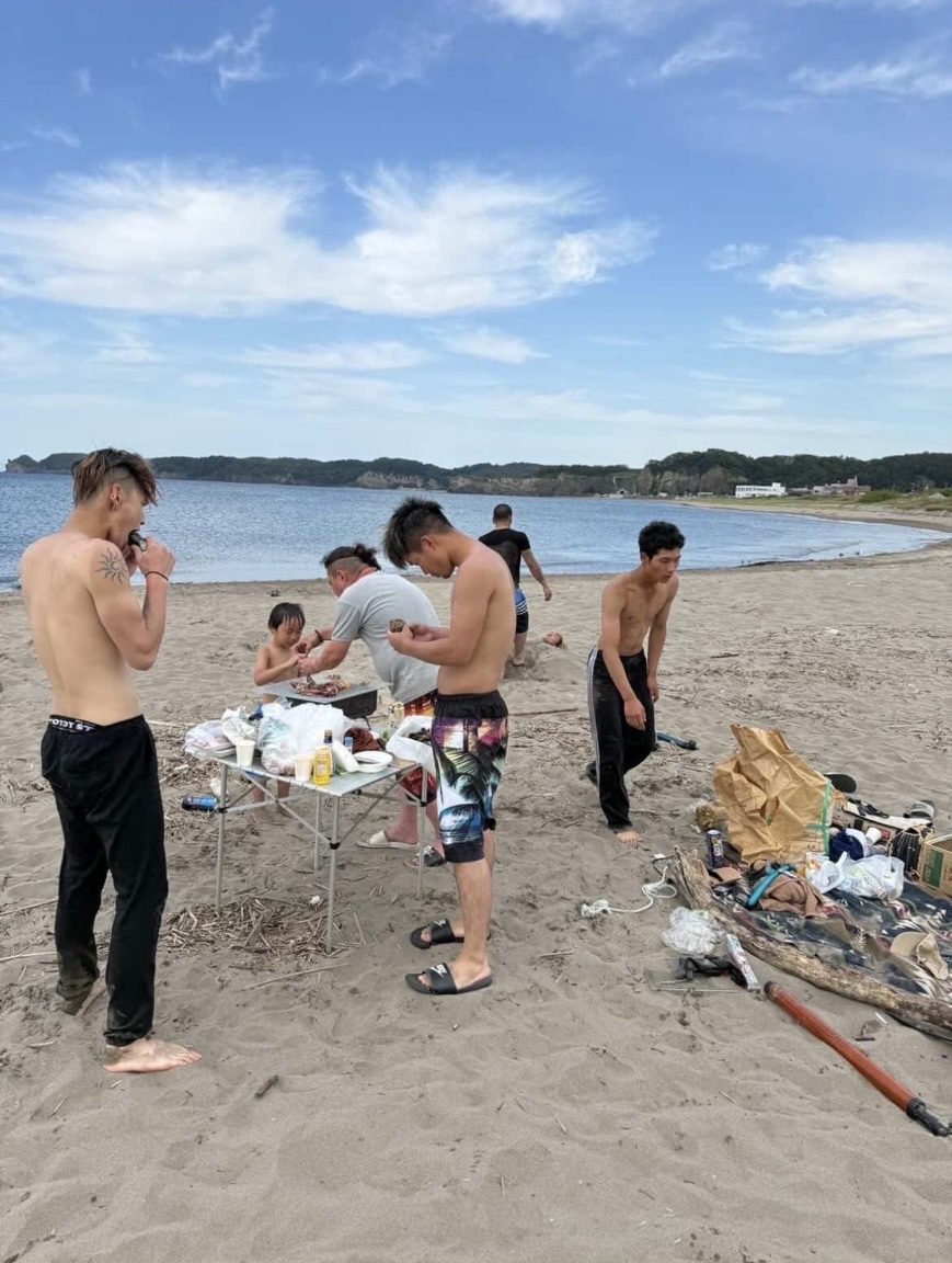 大畠工業の職人たちが海辺でBBQを楽しむ様子
