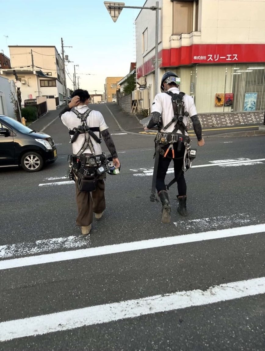 大畠工業・夕方の札幌市内を現場へ移動する鳶職人
