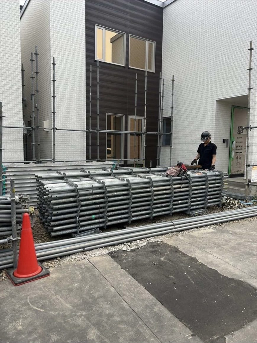 大畠工業・住宅現場で足場を仕込む鳶職人