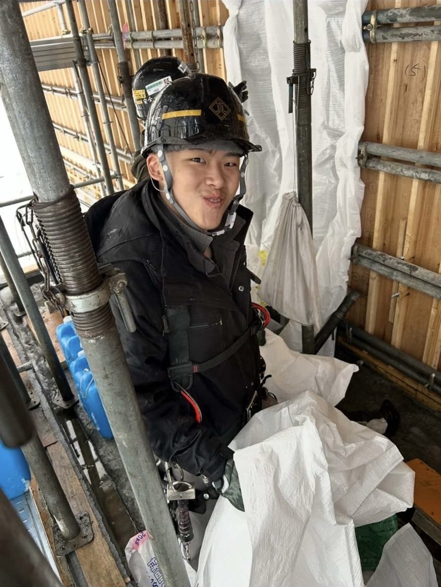 大畠工業・札幌の現場で笑顔を見せる若手鳶職人