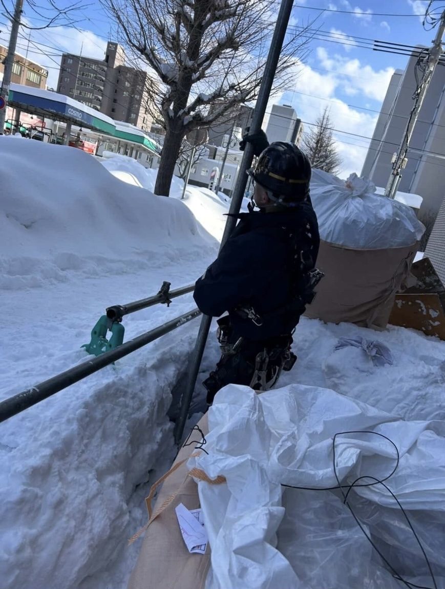 大畠工業・代表 大畠瀬那と雪の現場で働く職人